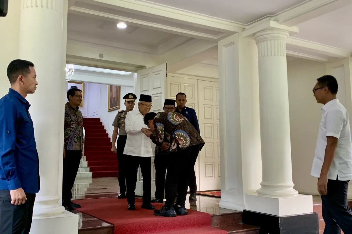 Wakil presiden terpilih Gibran Rakabuming Raka sowan ke kediaman Wakil Presiden (Wapres) Ma'ruf Amin pada Rabu (24/4/2024). (Liputan6.com/Delvira Hutabarat)