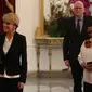 Presiden Jokowi menyambut kedatangan Menlu Australia Julie Bishop di Istana Merdeka, Jakarta, Rabu (26/10). Presiden Jokowi dan Menlu Australia akan melakukan pertemuan ‎tertutup di salah satu ruangan di istana. (Liputan6.com/Faizal Fanani)