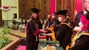 Verlita Evelyn ikuti wisuda S-2 di kampusnya (Foto: Instagram @ivan_saba)