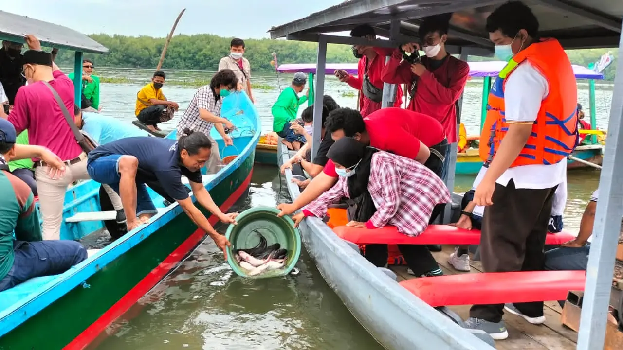 Young Budhhist Association Surabaya menggelar tradisi Fang Sheng di Kebun Raya Mangrove Gunung Anyar Surabaya. (Dian Kurniawan/Liputan6.com)