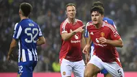 Harry Maguire (kanan) mencetak gol ke gawang FC Porto untuk menghindarkan MU dari kekalahan pada matchday 2 Europa League 2024/2025. (MIGUEL RIOPA / AFP)