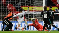 Pemain Tottenham Hotspur, Dele Alli mencetak gol ke gawang Real Madrid pada pertandingan keempat Grup H Liga Champions di Stadion Wembley, Rabu (1/11). Tottenham Hotspur melangkah ke babak 16 besar setelah menang 3-1. (AP/Tim Ireland)