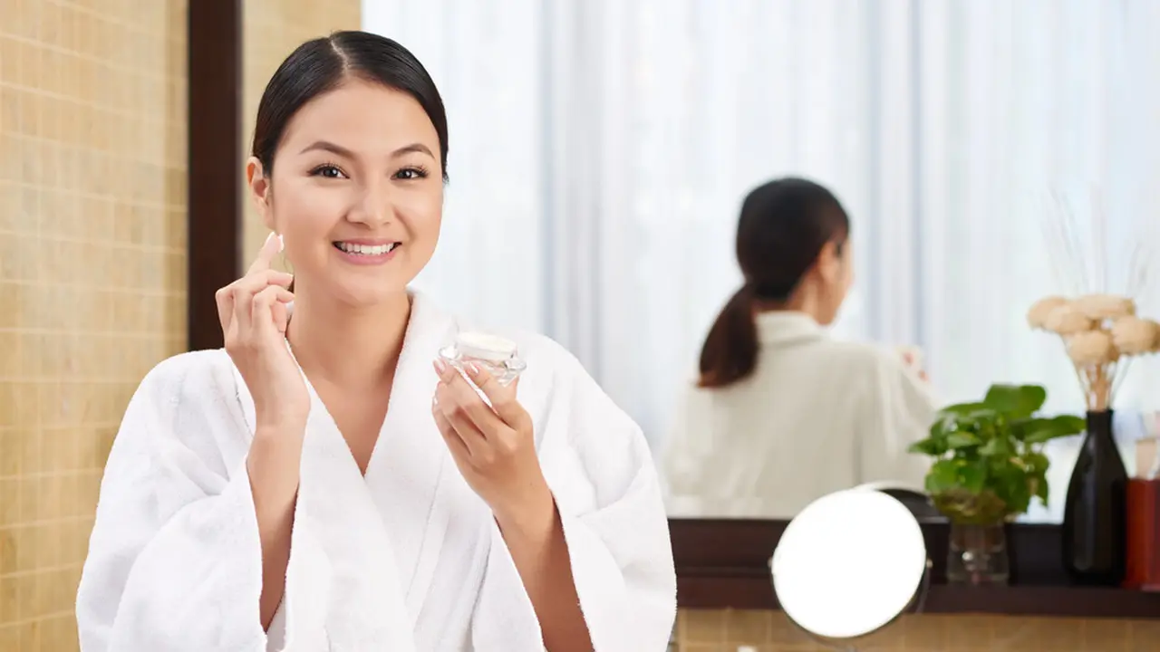Manfaat Krim Malam yang Bikin Wajah Makin Glowing, Jangan Lewatkan Rutinitasnya Ya!