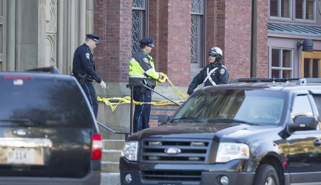 Garis polisi dipasang di Universitas Harvard menyusul ancaman bom di gedung yang berlokasi di Cambridge, AS, Senin (16/11). Petugas mensterilkan empat gedung di universitas terkemuka di negara adidaya tersebut. (Scott Eisen/Getty Images/AFP)