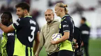 Striker Manchester City, Erling Haaland (tangan di angkat), berhasil mengukir hattrick saat timnya melumat West Ham United dengan skor 3-1 di London Stadium, Sabtu (31/8/2024) malam WIB. Berkat kerja keras itu, Haaland mendapat pujian dari manajer Man City, Pep Guardiola. (AFP/Ian Kington/IKIMAGES)