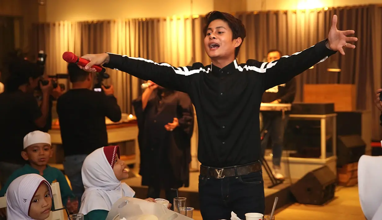 "Sebelum masuk Islam sudah belajar salat. Kebetulan rumah saya kan dekat masjid, jadi sebulan pertama itu salat di masjid, pelajari dulu gerakannya. Sekarang lagi belajar ngaji juga," pungkas Esal Revano.  (Bambang E. Ros/Bintang.com)