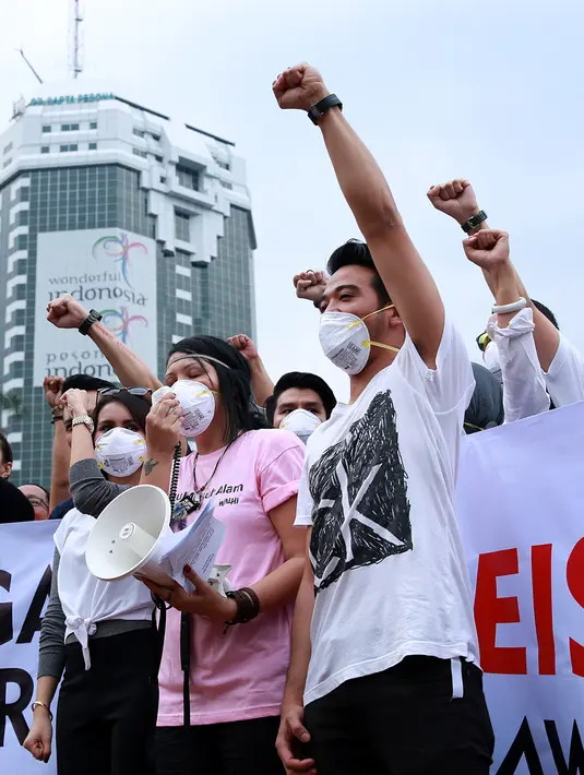 Melanie mengatakan, aksi merupakan wujud kepedulian seniman terhadap masalah kabut asap. Lewat gerakan dia berharap dapat menyadarkan masyarakat untuk ikut membantu meski hanya lewat doa. (Deki Prayoga/Bintang.com)