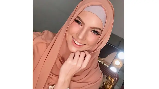 6 Gaya Berhijab Mikaila Patritz, Ratu Vampir di Sinetron GGS yang Sudah Mualaf
