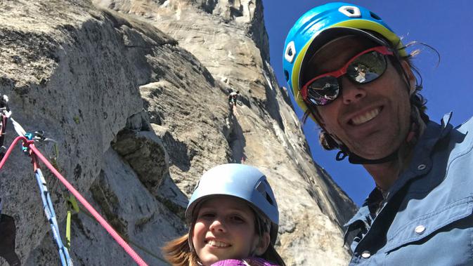 Selah Schneiter berfoto bersama ayahnya Michael Schneiter di awal aksinya memanjat tebing El Capitan di Taman Nasional Yosemite, California, Amerika Serikat, 8 Juni 2019. Bersama sang ayah dan teman keluarga, Schneiter memanjat tebing setinggi 900 meter selama lima hari. (Michael Schneiter via AP)
