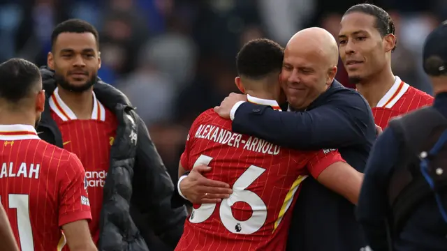 Foto: Gol Kaki Kiri Pertama Trent Alexander-Arnold Bawa Liverpool Selangkah Lagi ke Gelar Juara Liga Inggris