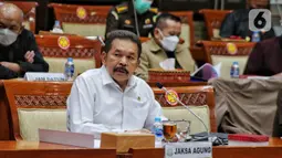 Jaksa Agung ST Burhanuddin saat mengikuti rapat dengar pendapat dengan Komisi III DPR RI di Jakrta, Selasa (23/8/2022). Rapat tersebut membahas perkembangan kasus Korupsi Surya Darmadi 78 T dan kasus Korupsi PT Waskita Beton Precast Tbk. (Liputan6.com/Angga Yuniar)
