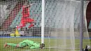 Pemain Luksemburg Gerson Rodrigues mencetak gol ke gawang Portugal yang dijaga kiper Anthony Lopes pada pertandingan Grup A kualifikasi Piala Dunia 2022 di Stadion Josy Barthel, Luksemburg, Selasa (30/3/2021). Portugal menang 3-1. (AP Photo/Olivier Matthys)