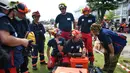 Anggota dari Pemadam Kebakaran Darurat Internasional Prancis menyiapkan peralatan mereka untuk mencari korban gempa dan tsunami di Palu, Sulawesi Tengah (4/10). (AFP Photo/Jewel Samad)