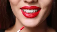 Bikin Gigi Terlihat Putih, Ini Rekomendasi 5 Warna Lipstick yang Tepat Untuk Bibir-Mu / coopyright shutterstock