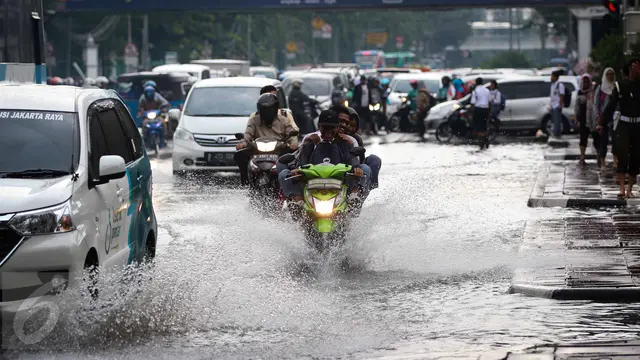 20161101-Jalan Medan Merdeka Timur Tergenang-Jakarta