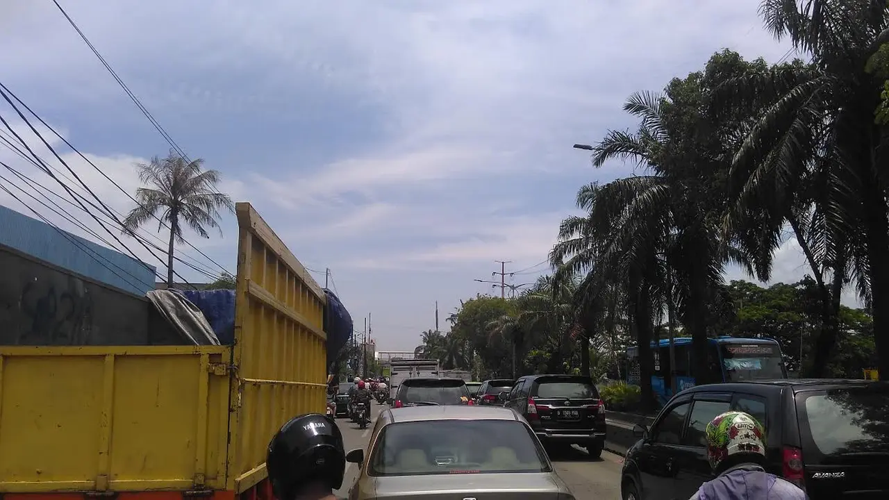 lalu lintas macet akibat truk terbalik