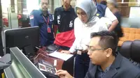 Plt Direktur Utama PLN Sripeni Inten Cahyani lakukan sidak untuk memastikan pasokan listrik saat pelantikan Jokowi-Ma'ruf Amin. (Dok. PLN)