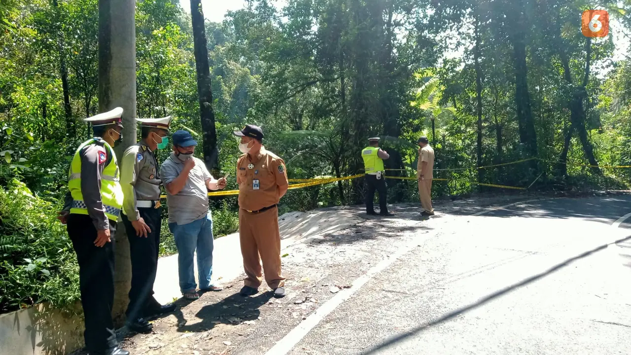 Petugas gabungan saat meninjau jurang sengkan mayit di jalur Kawah Ijen. (Hermawan Arifianto/Liputan6.com)