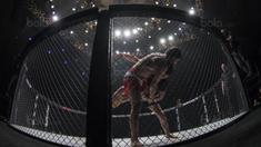 Petarung Jepang, Shinya Aoki, berusaha menjatuhkan petarung Rusia, Marat Gafurov, saat laga One Championship di JCC Senayan, Jakarta, Sabtu (20/1/2018). Aoki berhasil mengalahkan Gafurov. (Bola.com/Vitalis Yogi Trisna)