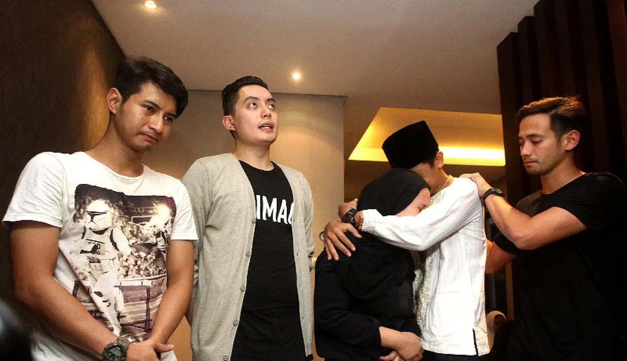 Meski ikut sedih, rekan-rekan Olga Syahputra berusaha menenangkan keluarga mendiang Olga. (foto: galih w. satria)