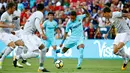 Penyerang Barcelona, Neymar berusaha melewati para pemain Manchester United pada pertandingan International Champions Cup di Landover, AS (27/7). Barcelona menang atas Manchester United dengan skor 1-0. (AP Photo/Patrick Semansky)