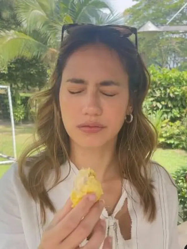 Pevita Pearce saat makan durian untuk pertama kali (Instagram/pevpearce)