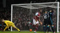 Striker West Ham United, Enner Valencia, mencetak gol ke gawang Manchester City pada laga Premier League di Boleyn Ground, London, Minggu (24/1/2016) dini hari WIB. (AFP Photo)