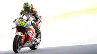 Pebalap LCR Honda, Cal Crutchlow, sedang beraksi pada sesi latihan bebas MotoGP Jepang di Twin Ring Motegi, Jumat (14/10/2016). (motorcyclenews.com)