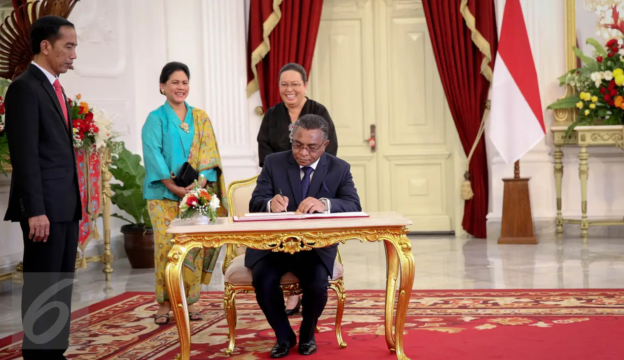 PM Timor Leste Rui Maria De Araujo mengisi buku tamu ditemani Presiden Jokowi di Istana Merdeka, Jakarta, Rabu (26/8). Keduanya melakukan pertemuan bilateral untuk meningkatkan kerjasama Indonesia dan Timor Leste. (Liputan6.com/Faizal Fanani)
