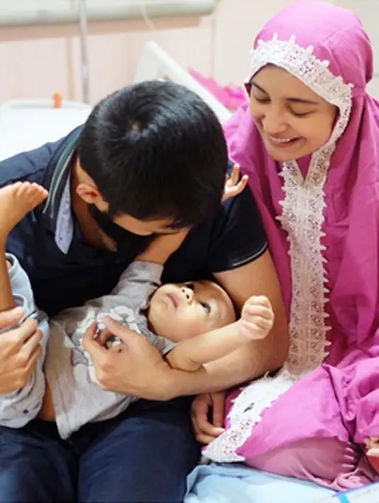 Kebersamaan Teuku Wisnu dan Shireen Sungkar bersama buah hati kesayangan mereka, Teuku Adam Al Fatih. (via instagram/@shireensungkar)