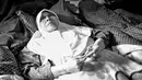 Kondisi lemah di tempat tidurnya itu, dihabiskan pemeran dalam film Rindu (1951) itu dengan banyak mendekatkan diri pada Yang Maha Kuasa. Doa dan harapan, menjadi cahaya penerang bagi Aminah tetap bisa menjalankan aktivitas. (Adrian Putra/Bintang.com)