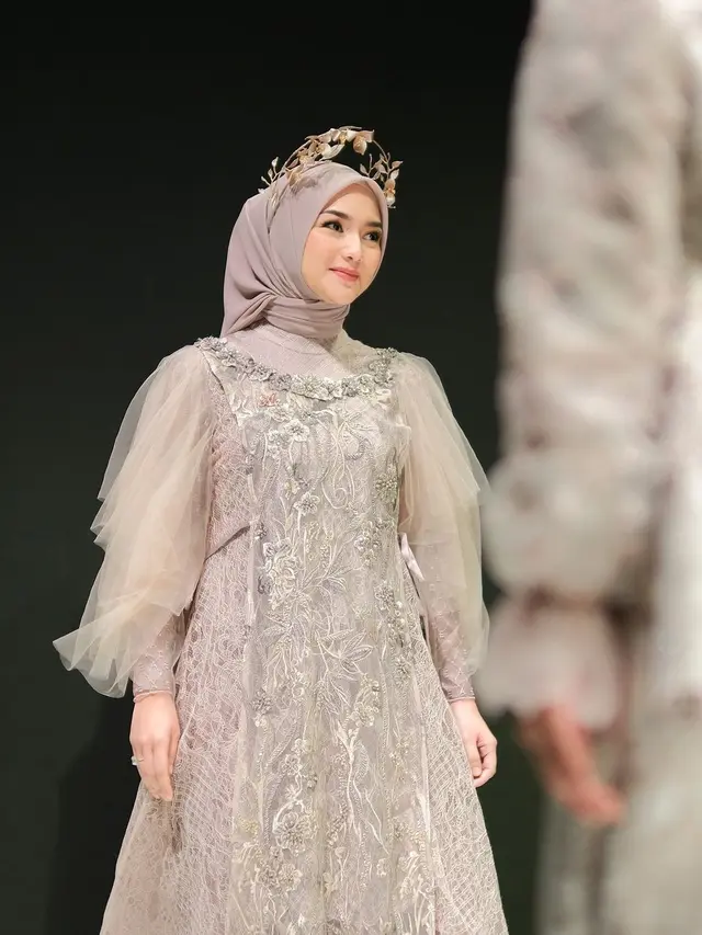 6 Potret Citra Kirana saat Tampil di Indonesia Fashion Week 2022, Menawan