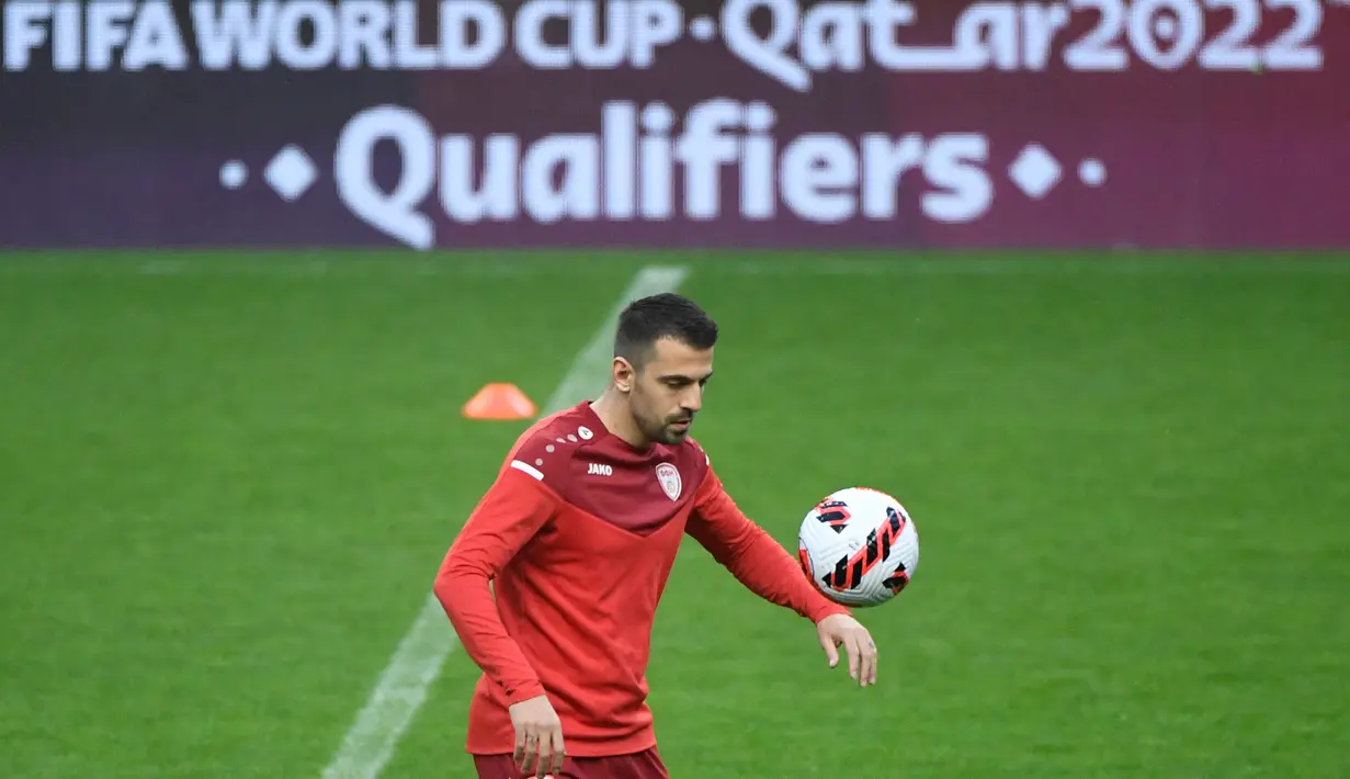 Pemain depan Makedonia Utara Aleksandar Trajkovski menghadiri sesi latihan pada malam pertandingan play-off Piala Dunia 2022 di stadion Dragao di Porto, Senin (28/3/2022). Makedonia Utara akan menantang Portugal pada Rabu, 30 Maret 2022 dini hari WIB. (MIGUEL RIOPA/AFP)