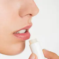 Oleskan setiap kali bibir terasa kering, terutama sebelum tidur dan sebelum keluar rumah. (Foto: rawpixel/Freepik)