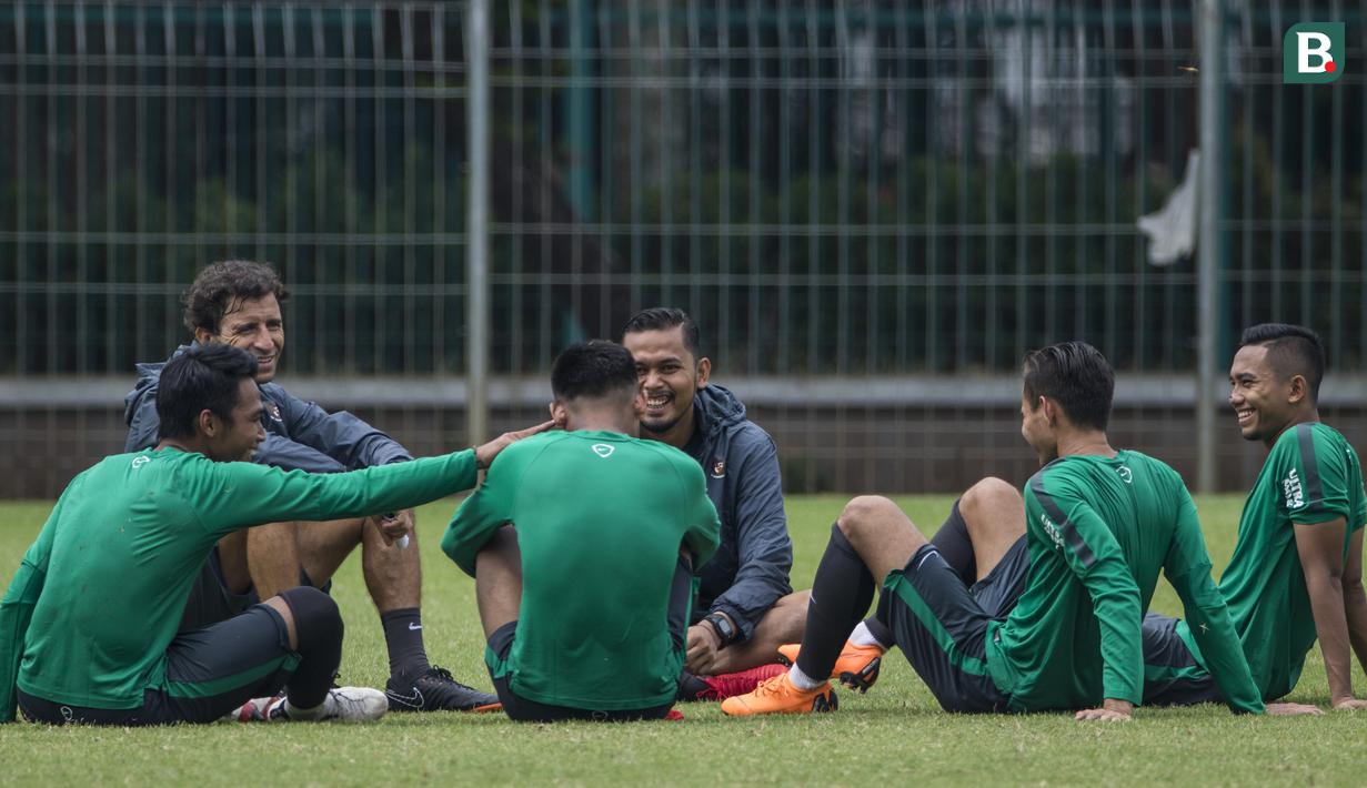 Pelatih Timnas Indonesia, Luis Milla berdiskusi dengan pemainnya usai latihan di Lapangan ABC Senayan, Jakarta, Sabtu (17/3/2018). Latihan ini merupakan persiapan jelang laga uji coba melawan Singapura. (Bola.com/Vitalis Yogi Trisna)