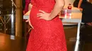 Dengan dress merah, Kim Kardashian memamerkan perut buncitnya dengan bangga di tahun 2013. (Rex/Shutterstock/HollywoodLife)