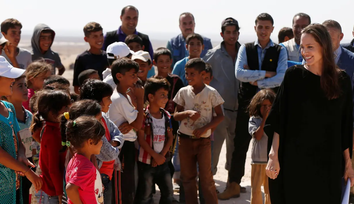 Angelina Jolie saat berkunjung ke kamp pengungsi Azraq untuk Suriah yang mengungsi akibat konflik, dekat kota Al Azraq, Yordania, Jumat (9/9). (REUTERS / Muhammad Hamed)
