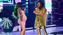 Penyanyi Cardi B tampil bersama Ozuna di panggung Billboard Latin Music Awards 2018 di Las Vegas (26/4). Walaupun sedang hamil besar Cardi B tampil energik di atas panggung. (David Becker/Getty Images North America/AFP)