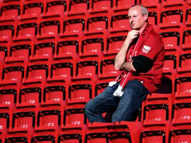 Seorang pendukung terlihat di tribun usai pertandingan antara Liverpool dan Wolverhampton Wanderers pada lanjutan Liga Inggris di stadion Anfield (12/5/2019). Meskipun menang 2-0, Liverpool gagal meraih juara Liga Inggris karena Manchester City mengalahkan Brighton 4-1. (AP Photo/Dave Thompson)