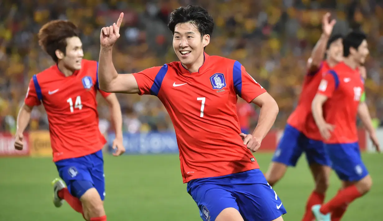 Hattrick ketiga Son Heung-min dicetaknya saat membela Korea Selatan di kualifikasi Piala Dunia 2018 Zona Asia Grup G menghadapi Laos, 3 September 2015. Dalam laga yang berakhir 8-0 untuk Korea Selatan, Son Heung-min mencetak tiga gol di menit ke-12, 74 dan 90. (AFP/Peter Parks)