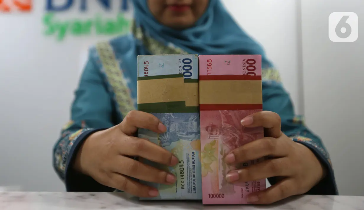 Teller menunjukkan mata uang rupiah di bank, Jakarta, Rabu (22/1/2020). Gubernur Bank Indonesia Perry Warjiyo mengatakan penguatan nilai tukar rupiah yang belakangan terjadi terhadap dolar Amerika Serikat sejalan dengan fundamental ekonomi Indonesia dan mekanisme pasar. (Liputan6.com/Angga Yuniar)