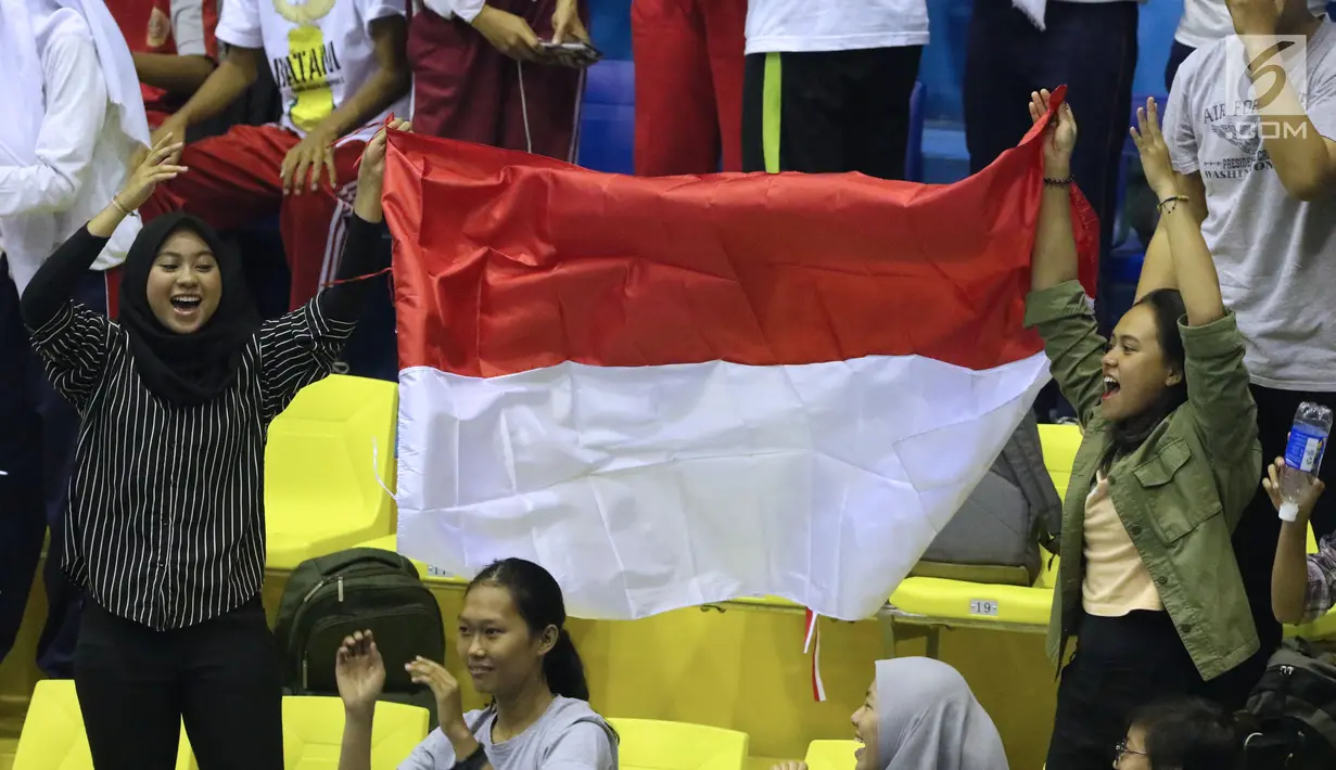 Suporter Indonesia memberi semangat pada tim bola tangan putri Indonesia saat melawan Thailand di pada babak penyisihan grup B Asian Games 2018 di Jakarta, Kamis (16/8). Indonesia kalah 16-34. (Liputan6.com/Helmi Fithriansyah)