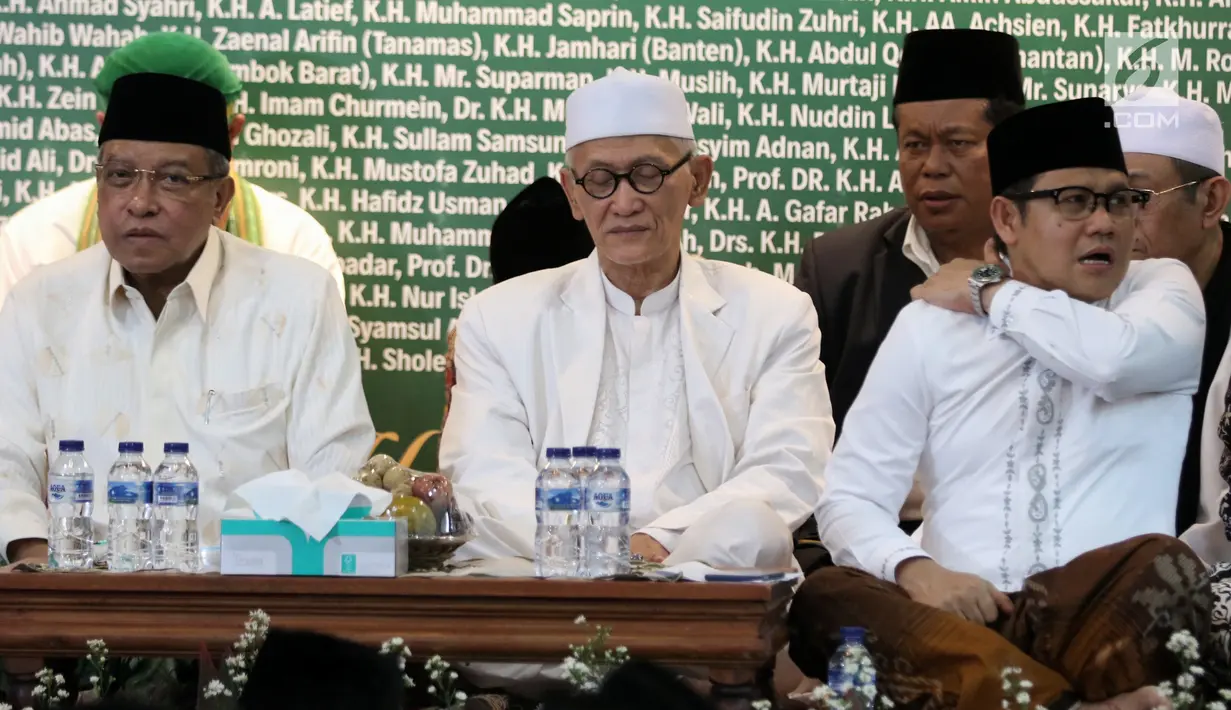 Ketua Umum PBNU Said Aqil Siradj, Rais Aam PBNU Miftahul Akhyar dan Ketum PKB Muhaimin Iskandar mengikuti Haul Para Pejuang NU di halaman gedung PBNU, Jakarta, Rabu (10/4). Kegiatan itu untuk menghormati jasa-jasa para pejuang NU yang telah meninggal ataupun masih hidup. (Liputan6.com/Johan Tallo)
