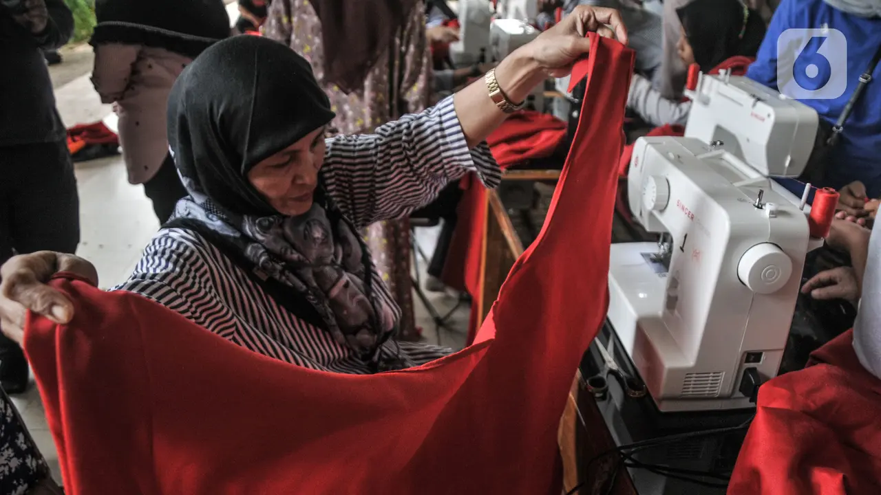 Kaum Ibu Ikut Pelatihan Tata Busana