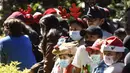 Anak-anak mengunjungi kebun binatang pada hari pemberian hadiah untuk hewan sebagai bagian dari tradisi Natal di Kebun Binatang La Aurora, Kota Guetemala, Selasa (20/12/2022). Pengunjung dapat melihat jerapah, simpanse, puma, lemur, dan anjing afrika selama kegiatan tahun ini. (Orlando ESTRADA / AFP)