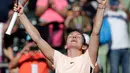 Petenis Rumania, Simona Halep berselebrasi setelah menang atas petenis Prancis, Oceane Dodin pada babak kedua Miami Terbuka di Crandon Park, Kamis (22/3). Halep dipaksa bermain tiga set dan meloloskan diri ke babak ketiga Miami Open. (AP/Lynne Sladky)