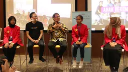 Menkominfo Rudiantara (tengah) memberi paparan dalam Girls Takeover 'Sehari Jadi Menteri' dari Yayasan Plan International Indonesia di kantor Google Indonesia, Jakarta, Kamis (10/10/2019). Acara menyoroti pentingnya media untuk membentuk narasi positif tentang anak perempuan. (Liputan6.com/HO/Ijal)