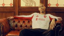 Virgil van Dijk&nbsp;dengan jersey away Liverpool untuk musim 2025/2026. (Liverpool FC Official)