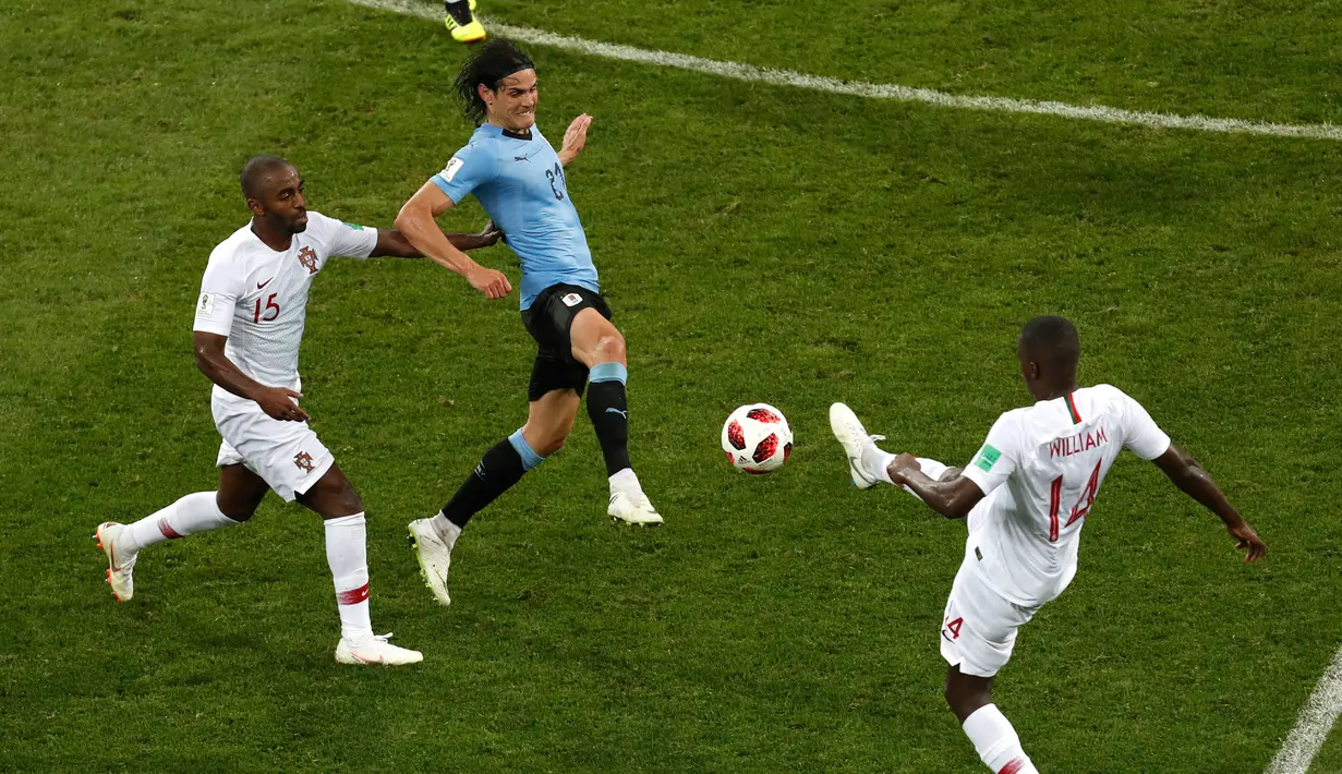 Penyeraeng Uruguay, Edinson Cavani berusaha melewati pemain Portugal saat bertanding pada babak 16 besar Piala Dunia 2018 di Stadion Fisht, Sochi, Rusia (30/6). Uruguay menang tipis atas Portugal 2-1. (AP Photo/Darko Vojinovic)