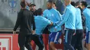 Bek Olympique Marseille, Patrice Evra menendang suporter menjelang partai Liga Europa lawan Vitoria Guimaraes di Estadio D. Afonso Henriques, Jumat (3/11). Evra menendang kepala suporter yang berada di balik papan iklan pinggir lapangan. (AP/Luis Vieira)